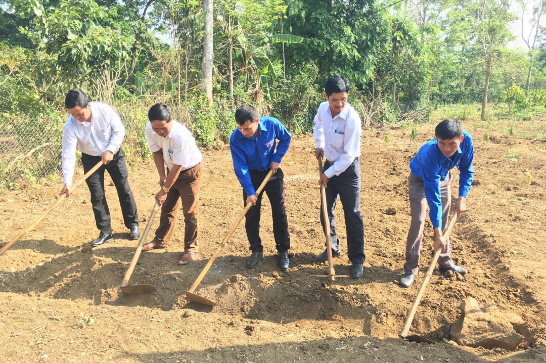 Huyện đoàn Krông Pắc đã tổ chức Lễ khởi công “Nhà nhân ai – Ngôi nhà 1000” đồng cho gia đình em Mó Hoạt, học sinh lớp 5, trường TH Nguyễn Đức Cảnh xã Ea Hiu