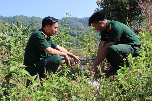 Cán bộ Ban Chỉ huy Quân sự huyện Lắk kiểm tra lại đường ống dẫn nước về buôn Blúk. 