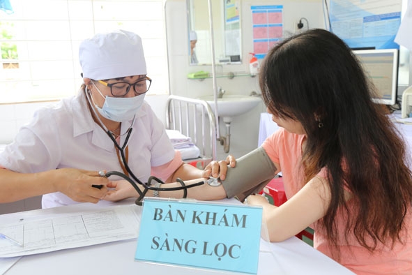 Khám sàng lọc và tiêm vắc xin phòng bệnh trước khi mang thai là biện pháp tốt để tạo đề kháng cho con.  