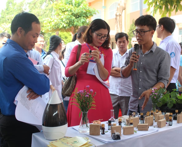 Sinh viên Trường Đại học Tây Nguyên giới thiệu quy trình nghiên cứu, sản xuất các loại tinh dầu. 