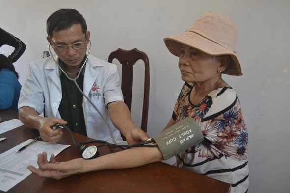  Bác sĩ  khám bệnh cho hội viên  phụ nữ xã Krông Na, huyện  Buôn Đôn.  