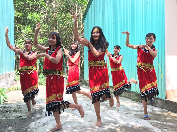  Em H'Misa Niê  (thứ ba từ phải sang) cùng các bạn tập múa. 