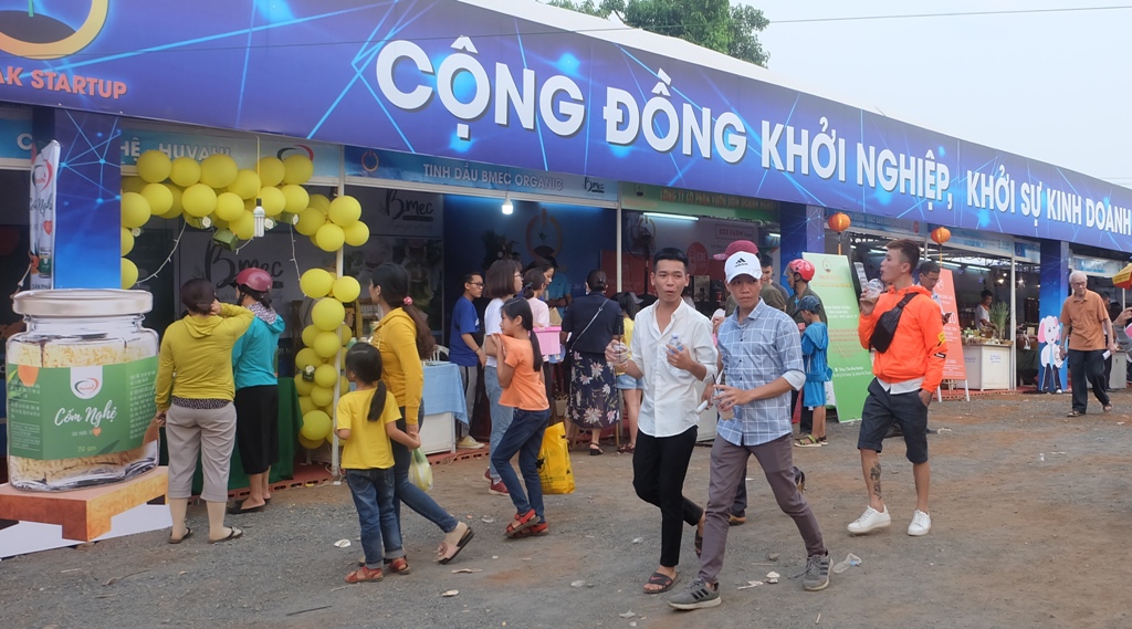 Các gian hàng trưng bày sản phẩm của cộng đồng khởi nghiệp tại Hội chợ chuyên ngành cà phê trong khuôn khổ Lễ hội Cà phê Buôn Ma Thuột lần thứ 7 năm 2019 luôn thu hút sự quan tâm của khách hàng.
