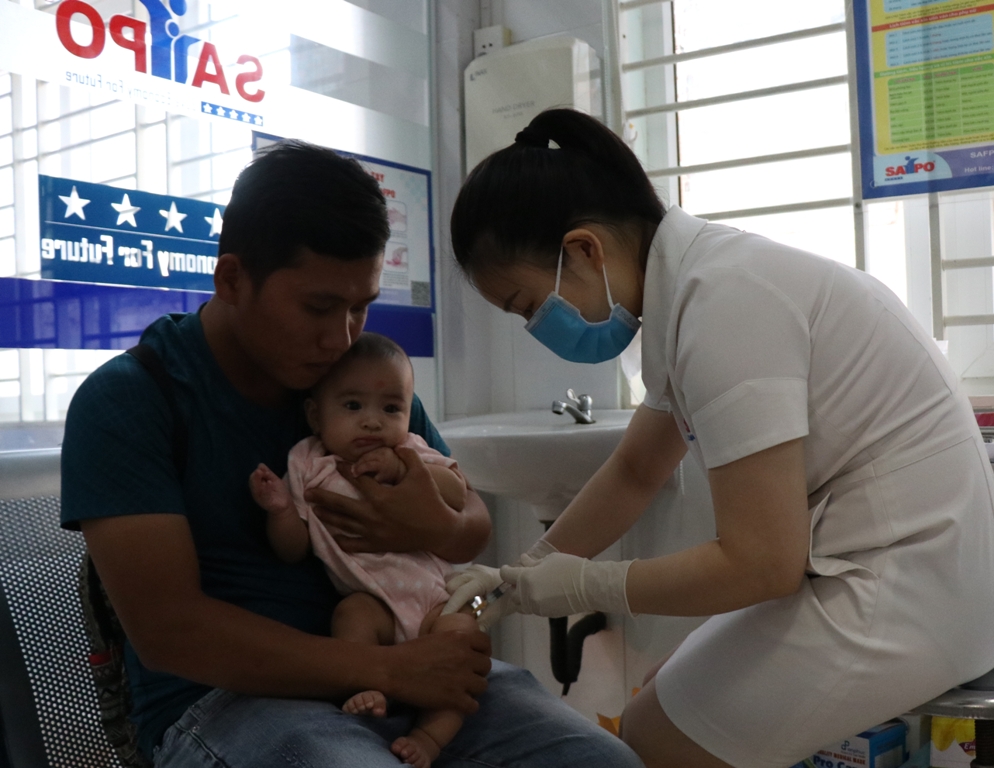 Tiêm vắc xin phòng bệnh cho trẻ tại Phòng tiêm Sapo, Trung tâm Y tế dự phòng tỉnh.  