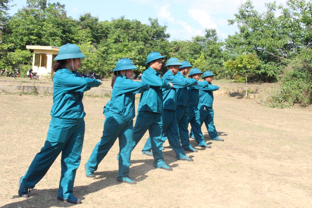 Các chiến sĩ tự vệ Cụm huấn luyện số 6 luyện tập trên thao trường.