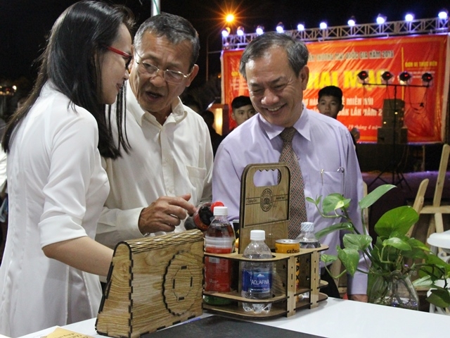 Các đại biểu tham quan gian hàng thiết kế của một doanh nghiệp tham gia Phiên chợ