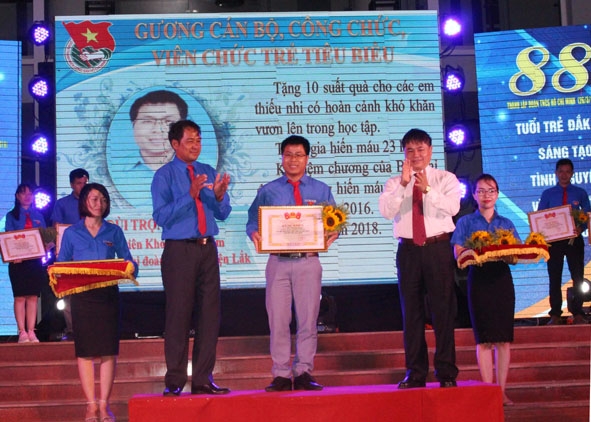 Anh Bùi Trọng Loan tại chương trình “Tuyên dương cán bộ, công chức, viên chức trẻ tiêu biểu năm 2019”.