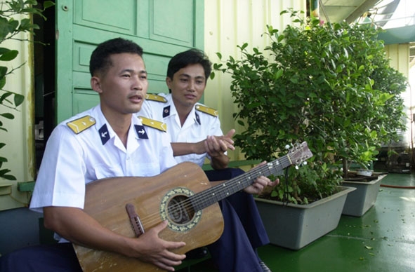 Chiến sĩ đàn hát cho nguôi nỗi nhớ nhà.