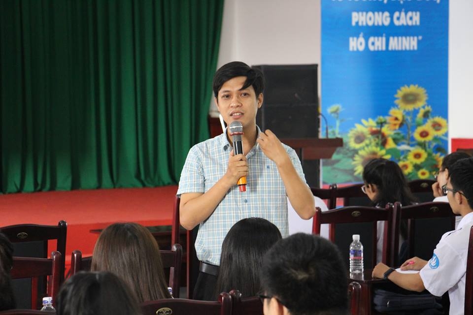 Giảng viên truyền đạt nội dung chuyên đề kỹ năng cần thiết cho sinh viên sau khi tốt nghiệp, đáp ứng yêu cầu các nhà tuyển dụng tại lớp tập huấn