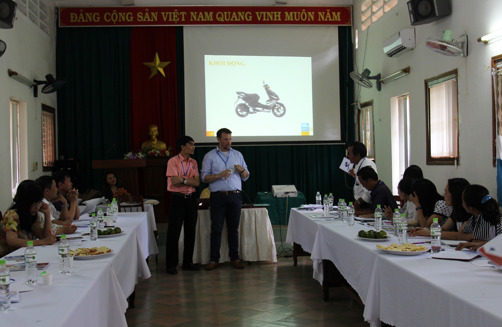 Học viên tìm hiểu kiến thức về Marketing thông qua một ví dụ cụ thể trong khóa tập huấn