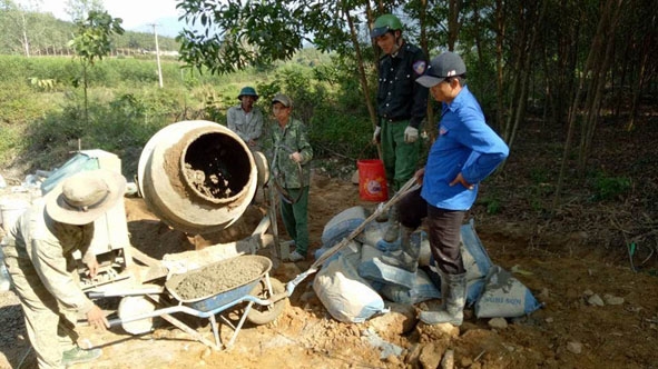 Hội viên CCB xã Cư Króa phối hợp với đoàn viên thanh niên tham gia làm đường giao thông nông thôn. 