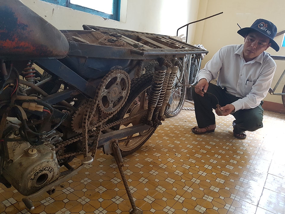 Một chiếc xe độ chế dùng để chở gỗ trái phép trưng bày tại Phòng trưng bày  của Vườn Quốc gia Yok Đôn.   