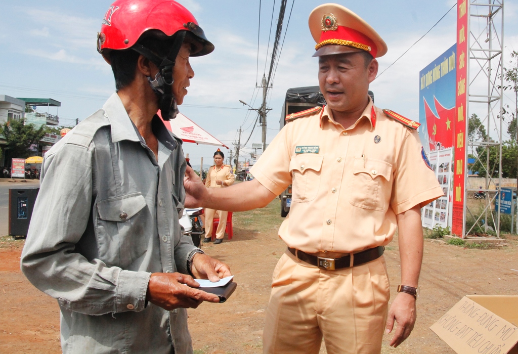 Cán bộ Phòng CSGT (Công an tỉnh) tuyên truyền về Luật Giao thông đường bộ cho người dân