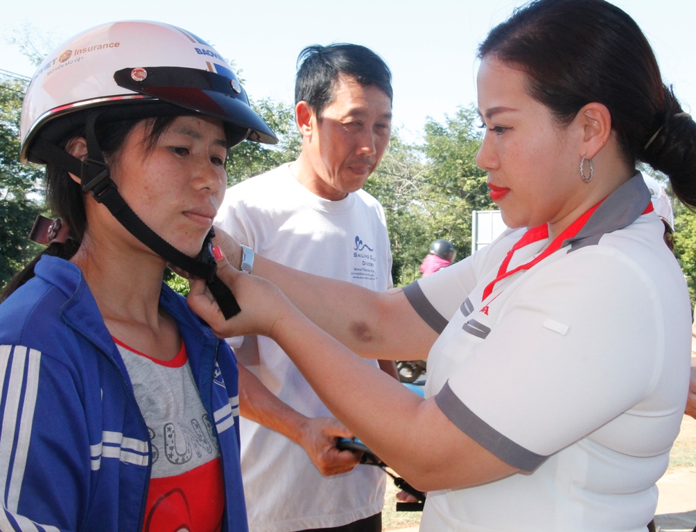Đại diện Head Honda Trương Hòa Lợi tặng mũ bảo hiểm cho người dân tại xã Ea Knuếc