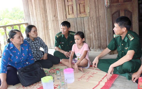 Đoàn công tác đến từng nhà có học sinh nghỉ học để vận động các em trở lại trường. 