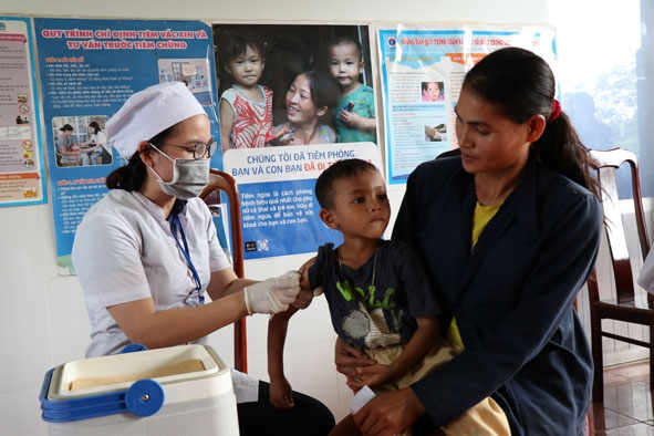 Tiêm vắc xin phòng sởi - rubella cho trẻ tại Trạm y tế xã Cư Êbur.  