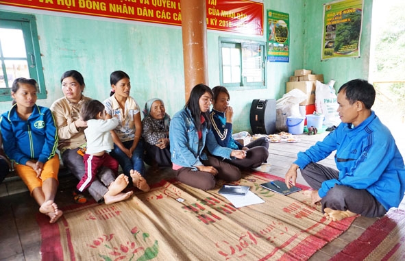 Chi ủy, Ban tự quản buôn Tơng Rang A (xã Cư Đrăm, huyện Krông Bông) thường xuyên lồng ghép bồi dưỡng cho quần chúng ưu tú tại các buổi sinh hoạt đoàn thể. 