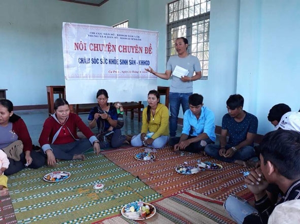 Anh Phạm Văn Thiện tuyên truyền về chính sách dân số - KHHGĐ cho người dân xã Cư Prao.  		