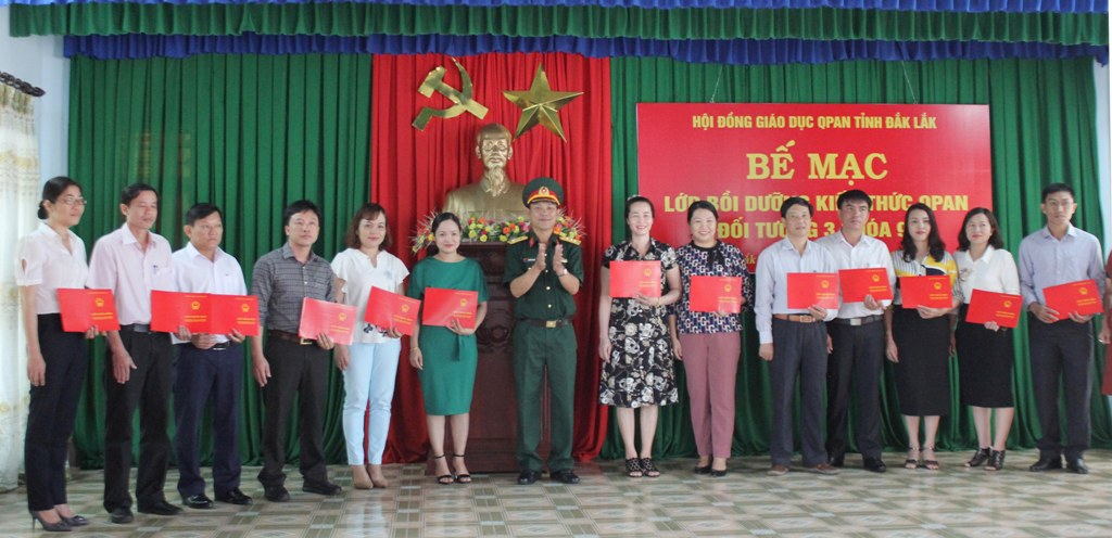 Lãnh đạo nhà trường trao Giấy chứng nhận cho các học viên