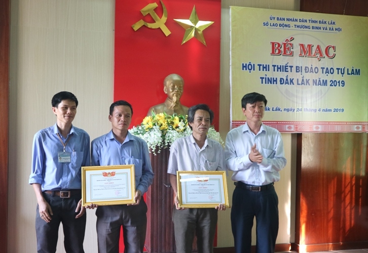 Ông Phan Trọng Tùng, Phó Giám đốc Sở Lao động - Thương binh và Xã hội (ngoài cùng, bên phải) trao Giấy khen tặng các tác giả, nhóm tác giả đoạt giải Nhất tại hội thi. 