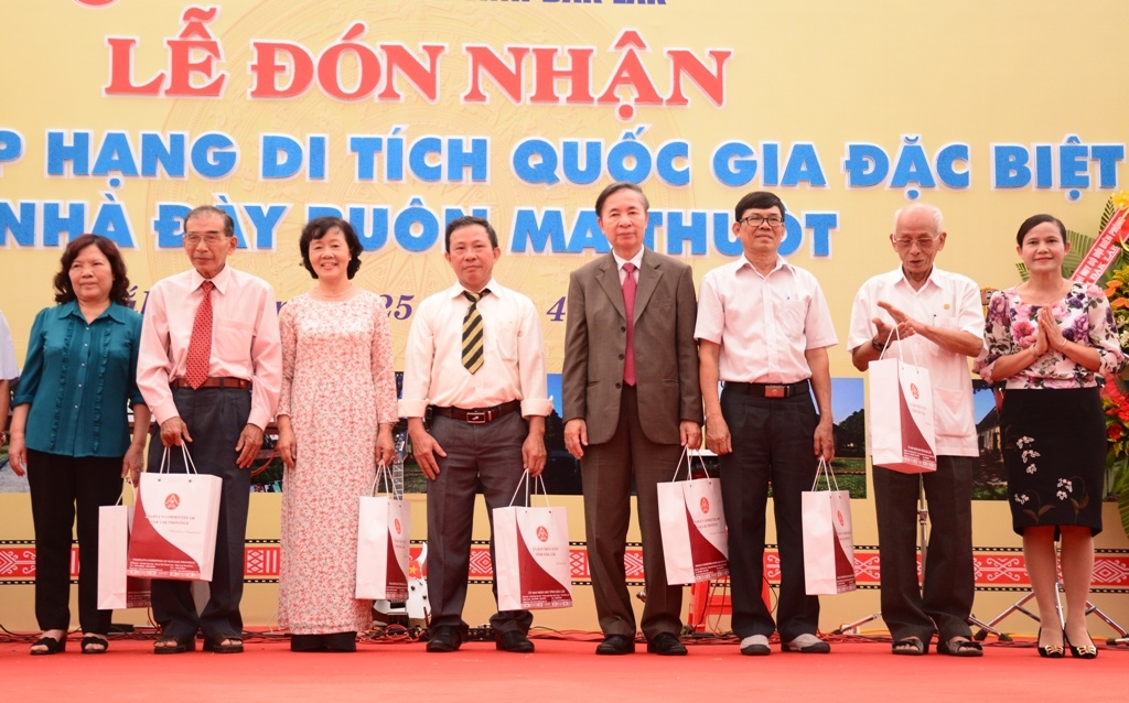 Các cựu tù, cán bộ lão thành cách mạng nhận quà của UBND tỉnh.