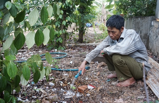 Gia đình anh Bùi Văn Hóa ở thôn 9, xã Tân Hòa là một trong những hộ hiếm hoi còn lại nguồn nước ít ỏi để tưới cho cây trồng. 