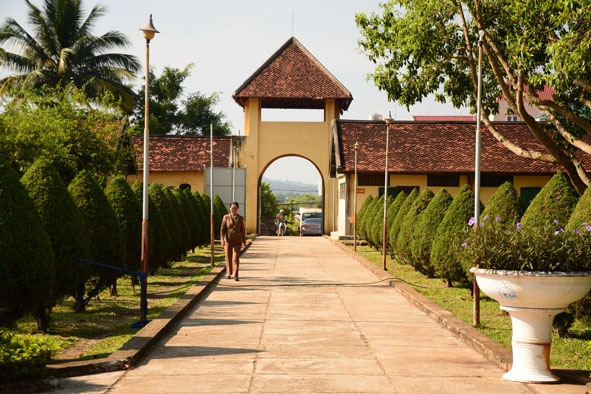 Cổng chính vào Di tích Nhà đày Buôn Ma Thuột. 