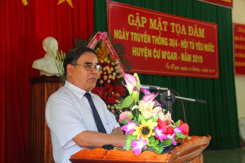 Ông Y Thak Niê, Phó Bí thư Huyện ủy Cư M'ga phát biểu tại buổi gặp mặt
