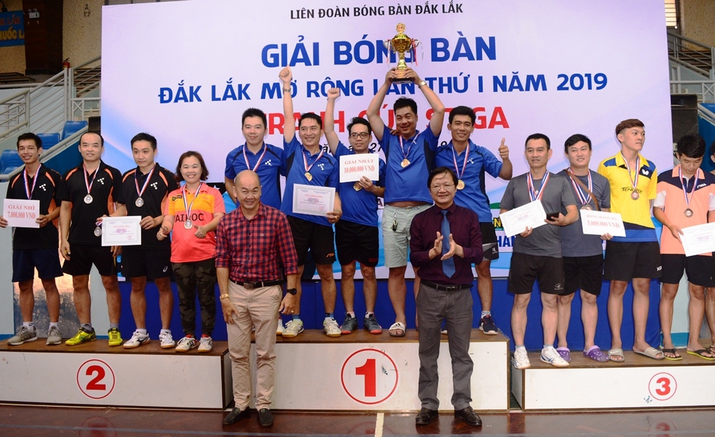 Ban tổ chức trao giải cho các đội đoạt thành tích cao.