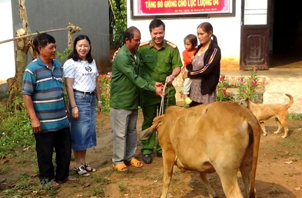 Đại diện Công an huyện Ea Kar và Hội Doanh nghiệp huyện trao tặng bò cho gia đình ông Y Niêr Niê - thuộc 