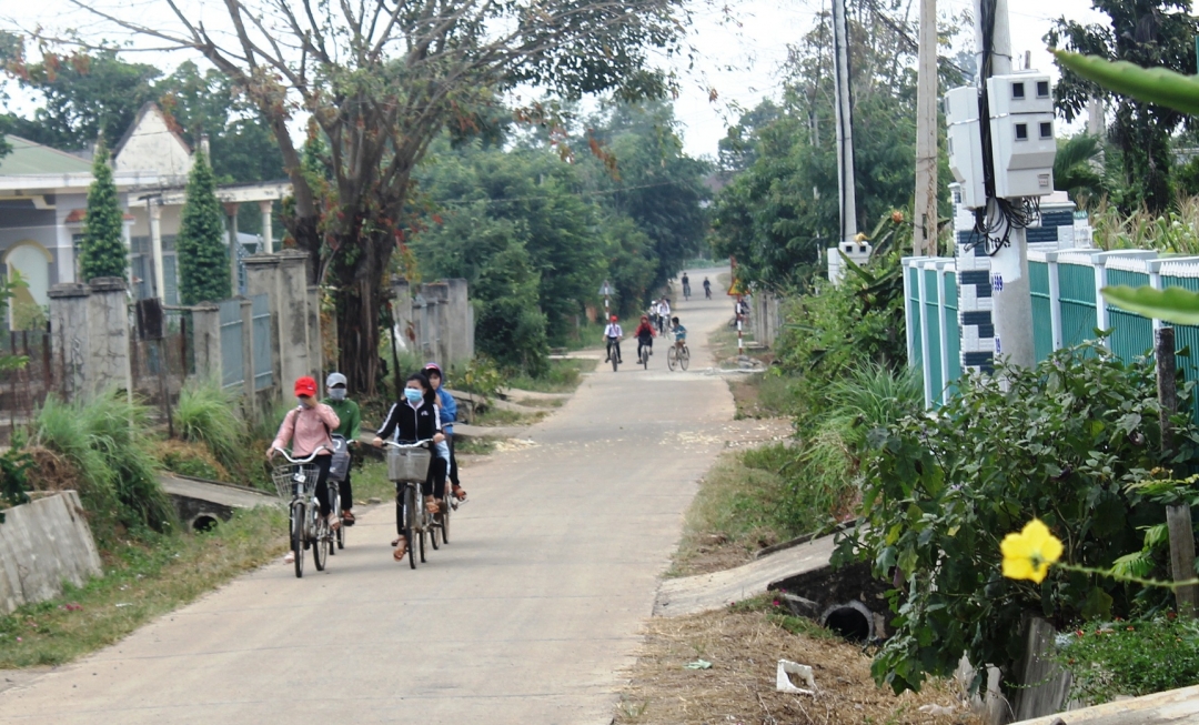 Con đường khang trang từ thôn 4 đi thôn 8 xã Tân Hòa (huyện Buôn Đôn) được đầu tư từ nguồn vốn của Dự án Giảm nghèo khu vực Tây Nguyên. 
