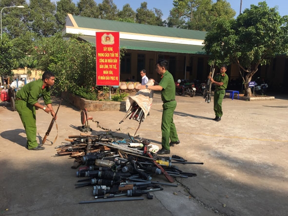 Công an huyện Cư M'gar tiến hành tiêu hủy số vũ khí tự chế.  