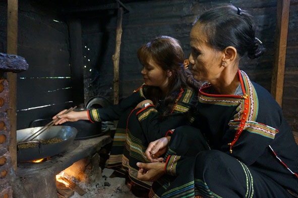 H’Vinh Niê học cách rang cà phê bằng bếp củi từ các bà các mẹ trong buôn. 