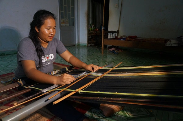 H’Pri Sil Bkrông bên khung dệt. 