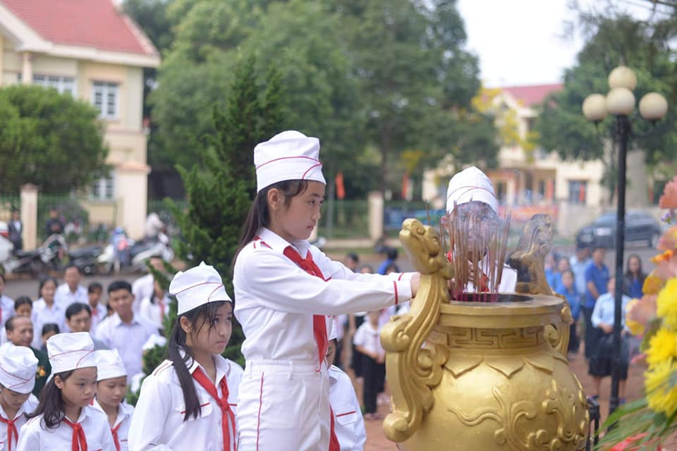 Đội viên dâng hương tưởng niệm