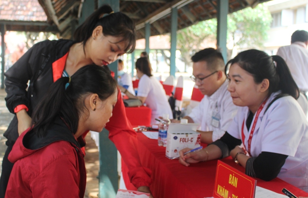 Các y, bác sĩ tư vấn chăm sóc sức khỏe sinh sản cho học sinh, sinh viên