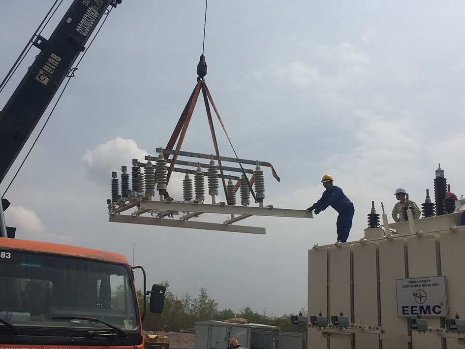 Lắp đặt trạm biến áp tại Nhà máy điện mặt trời Long Thành 1.