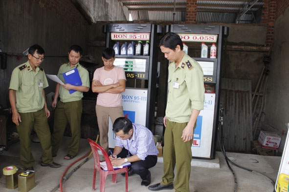 Lực lượng chức năng kiểm tra một cửa hàng kinh doanh xăng dầu tại huyện Ea Kar.