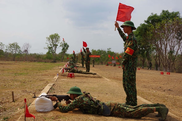 Chiến sĩ mới Tiểu đoàn 303 thực hành bắn phân đoạn tư thế nằm. 