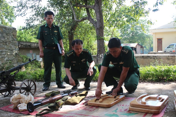 Đại úy Hoàng (giữa) hướng dẫn nhân viên quân khí sử dụng dụng cụ tháo lắp đạn 7,62mm K56 cho băng đạn AK.