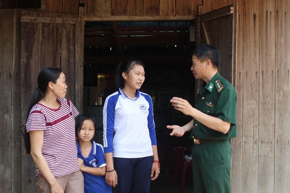 Cán bộ Đồn Biên phòng Sêrêpốk đến thăm, động viên học sinh được đỡ đầu trong chương trình  “Nâng bước em đến trường”.  