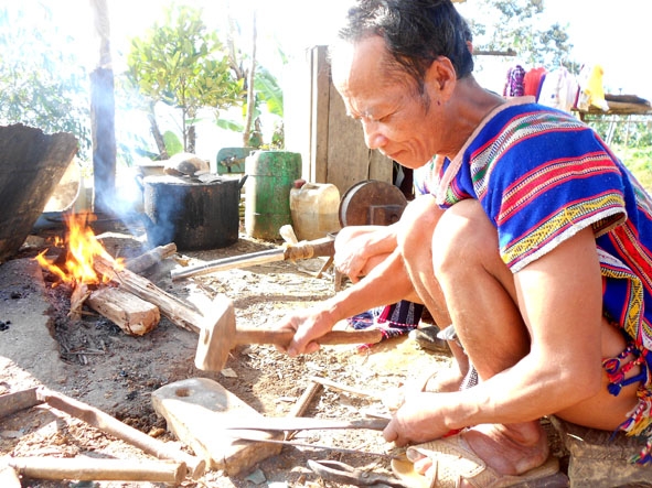 Thợ rèn Cơtu vùng núi Quảng Nam rèn dụng cụ phục vụ cho mùa sản xuất. 