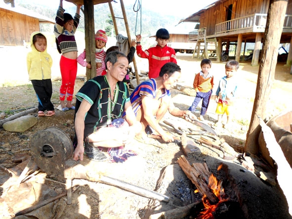 Mỗi khi lò rèn đỏ lửa, luôn thu hút nhiều trẻ em trong làng đến học nghề.
