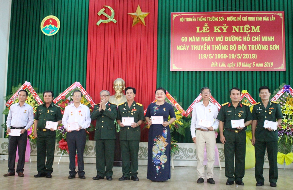 Đại tá Lê Xuân Bá, Chủ tịch Hội truyền thống Trường Sơn - đường Hồ Chí Minh tỉnh trao kỷ niệm chương tặng các cá nhân