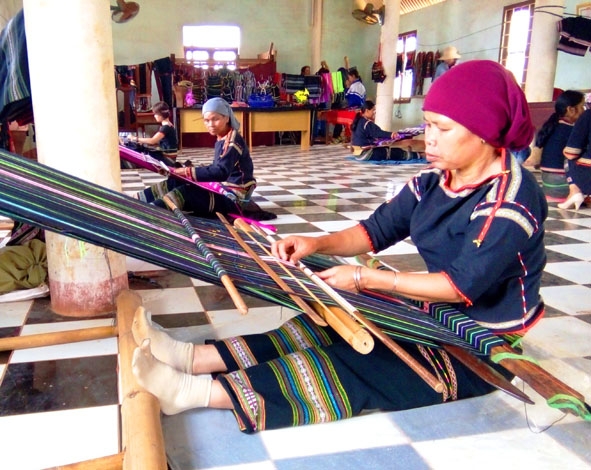 Các xã viên Hợp tác xã Nông nghiệp và Dịch vụ thổ cẩm Ea Tul (xã Ea Tul, huyện Cư M'gar) đang dệt thổ cẩm.