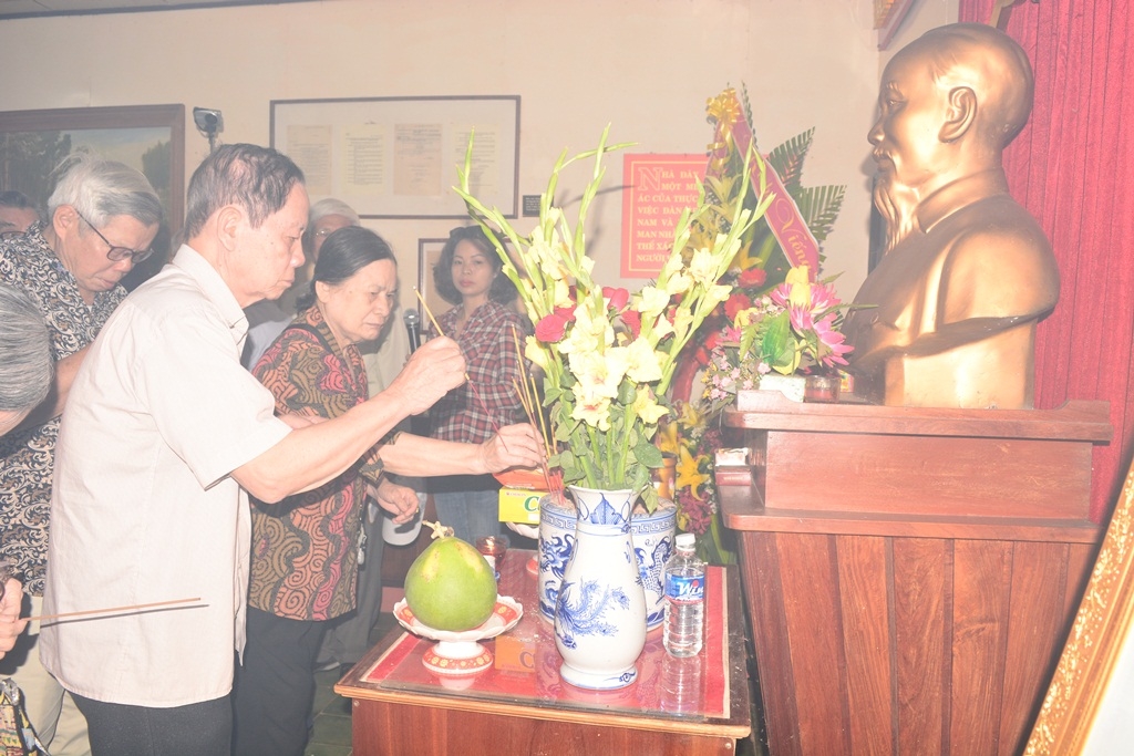 Các cựu tù thắp hương tri ân công lao Chủ tịch Hồ Chí Minh.