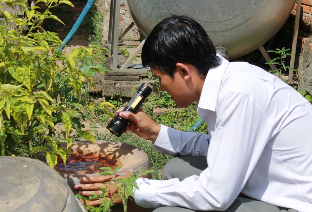 Kiểm tra thực hành phòng chống bệnh sốt xuất huyết tại hộ gia đình. 