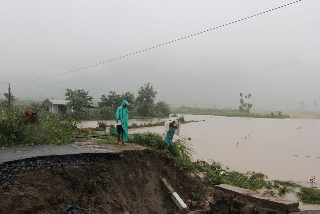 Một tuyến giao thông tại xã Hòa Phong, huyện Krông Bông bị sạt lở, hư hỏng trong một cơn lũ