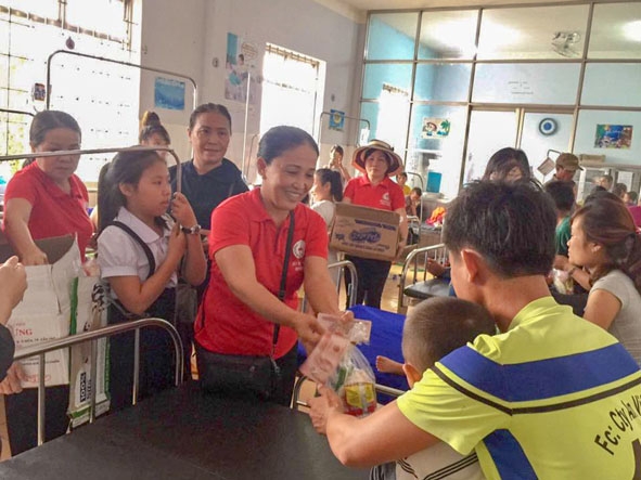 Bên cạnh việc tổ chức nấu ăn miễn phí, các thành viên của mô hình “Bếp ăn tình thương” thường xuyên tổ chức các hoạt động từ thiện ủng hộ bệnh nhân tại Bệnh viên Đa khoa huyện Cư M’gar. 