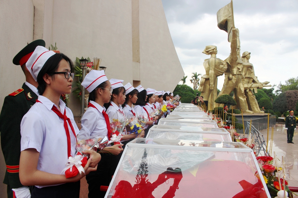 Các em học sinh trên địa bàn TP. Buôn Ma Thuột bày tỏ lòng tri ân trước các anh hùng liệt sỹ